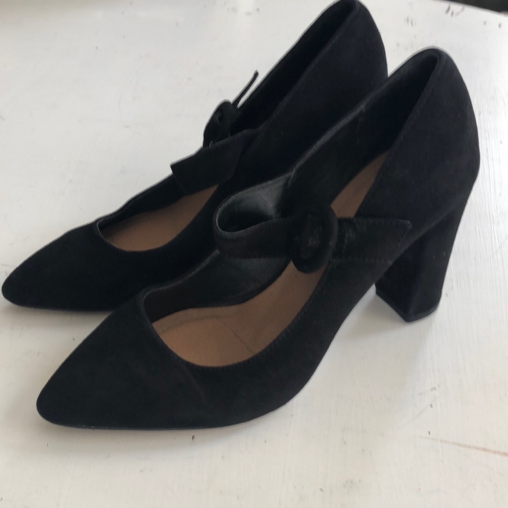 Tahari • suede Avery black stack heel size 6
